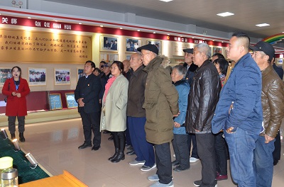 近日，河南农业大学一行200人组成的参观见学团，在赵永柯教授带领下来我村开展社会主义新农村建设实践调研。